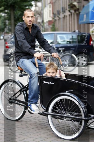 Amsterdam 16 augustus 2007
Johnny Heitinga met Johnny Loco bakfiets samen met zijn 20 jarig jongere broertje Joey