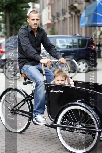 Amsterdam 16 augustus 2007
Johnny Heitinga met Johnny Loco bakfiets samen met zijn 20 jarig jongere broertje Joey