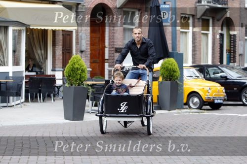 Amsterdam 16 augustus 2007
Johnny Heitinga met Johnny Loco bakfiets samen met zijn 20 jarig jongere broertje Joey