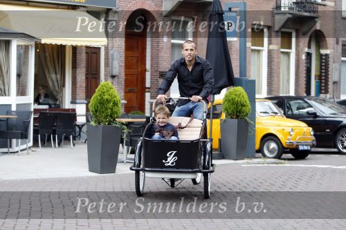 Amsterdam 16 augustus 2007
Johnny Heitinga met Johnny Loco bakfiets samen met zijn 20 jarig jongere broertje Joey