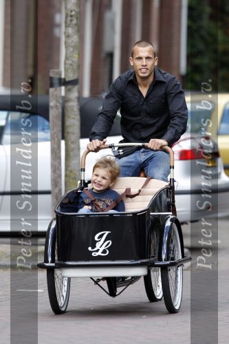 Amsterdam 16 augustus 2007
Johnny Heitinga met Johnny Loco bakfiets samen met zijn 20 jarig jongere broertje Joey