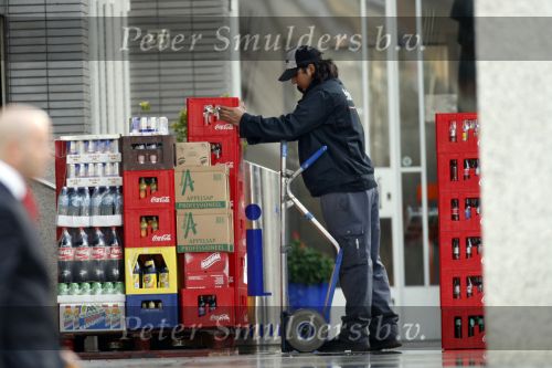Rotterdam 17 augustus 2007
Jordi Breukhoven werkt bij bedrijf die drank bezorgen bij horeca gelegenheden in Rotterdam. Hij bezorg met zijn collega met een vrachtwagen de drank.