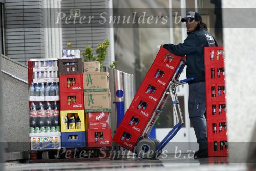 Rotterdam 17 augustus 2007
Jordi Breukhoven werkt bij bedrijf die drank bezorgen bij horeca gelegenheden in Rotterdam. Hij bezorg met zijn collega met een vrachtwagen de drank.