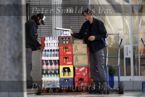 Rotterdam 17 augustus 2007
Jordi Breukhoven werkt bij bedrijf die drank bezorgen bij horeca gelegenheden in Rotterdam. Hij bezorg met zijn collega met een vrachtwagen de drank.