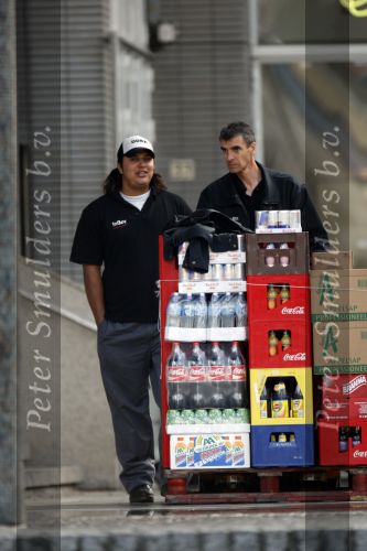 Rotterdam 17 augustus 2007
Jordi Breukhoven werkt bij bedrijf die drank bezorgen bij horeca gelegenheden in Rotterdam. Hij bezorg met zijn collega met een vrachtwagen de drank.