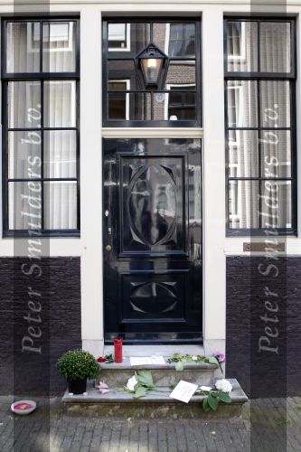Amsterdam 19 augustus 2007
Bloemen bij het huis van Jos Brink na zijn overlijden.