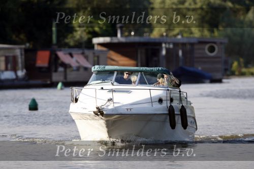 Vreeland 29 augustus 2007
Milika Peterzon met haar vriend Jurgen Smit aan het varen met de boot op de Vecht.