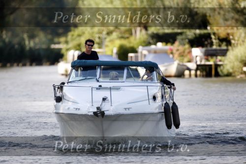 Vreeland 29 augustus 2007
Milika Peterzon met haar vriend Jurgen Smit aan het varen met de boot op de Vecht.