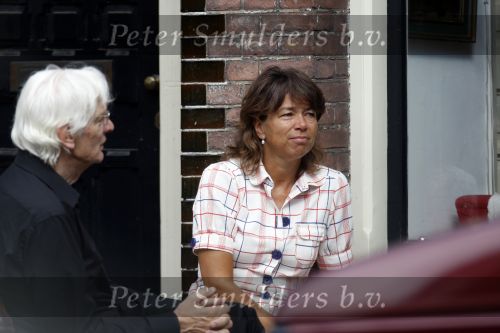 Amsterdam 11 augustus 2007
Matthijs v Nieuwkerk met zijn vrouw Karin v Nieuwkerk en dochter voor zijn huis in het zonnetje met het krantje.