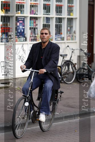 Amsterdam 28 augustus 2007
Acteur Kenneth Herdigein op de fiets .