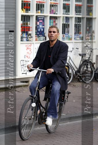 Amsterdam 28 augustus 2007
Acteur Kenneth Herdigein op de fiets .