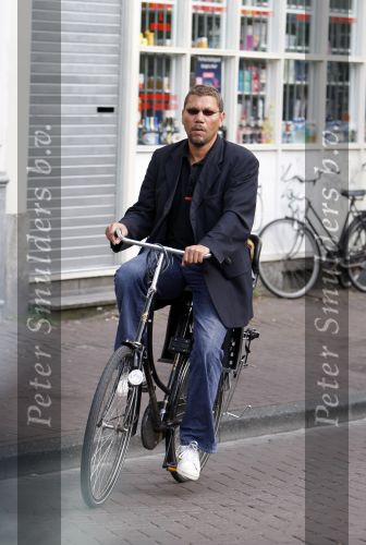 Amsterdam 28 augustus 2007
Acteur Kenneth Herdigein op de fiets .