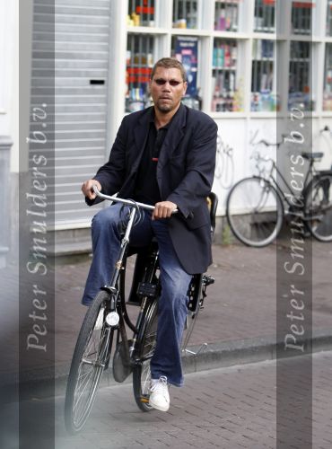 Amsterdam 28 augustus 2007
Acteur Kenneth Herdigein op de fiets .