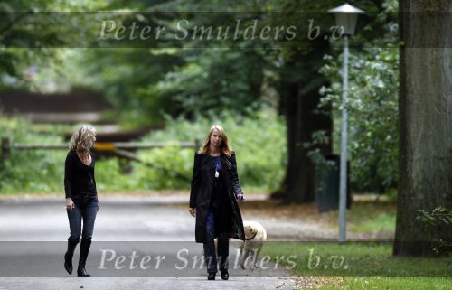 Huizen en Bussum 8 september 2007
Linda de Mol laat met vriendin de hond uit en gaat daarna winkelen.