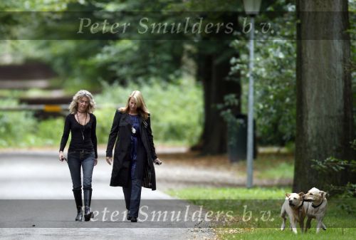 Huizen en Bussum 8 september 2007
Linda de Mol laat met vriendin de hond uit en gaat daarna winkeleln.