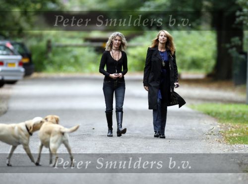 Huizen en Bussum 8 september 2007
Linda de Mol laat met vriendin de hond uit en gaat daarna winkelen.