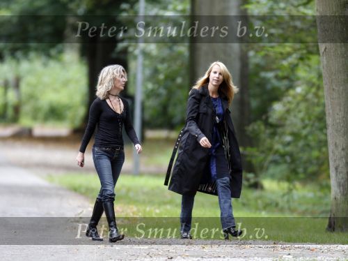 Huizen en Bussum 8 september 2007
Linda de Mol laat met vriendin de hond uit en gaat daarna winkeleln.