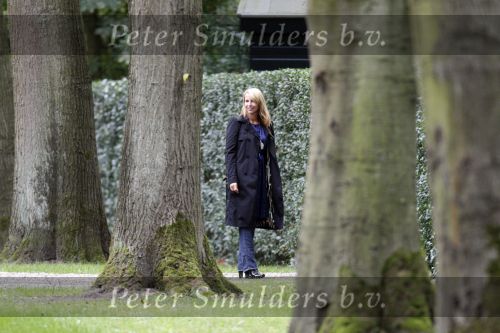 Huizen en Bussum 8 september 2007
Linda de Mol laat met vriendin de hond uit en gaat daarna winkelen.