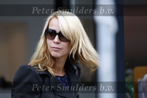 Huizen en Bussum 8 september 2007
Linda de Mol laat met vriendin de hond uit en gaat daarna winkelen.