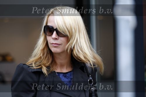 Huizen en Bussum 8 september 2007
Linda de Mol laat met vriendin de hond uit en gaat daarna winkeleln.
Peter Smulders bv