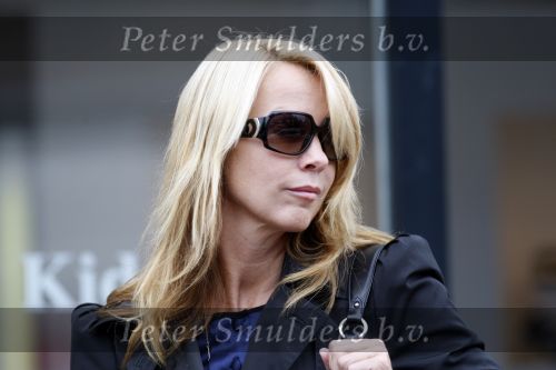 Huizen en Bussum 8 september 2007
Linda de Mol laat met vriendin de hond uit en gaat daarna winkelen.