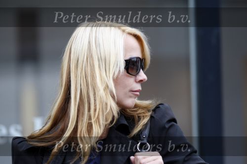 Huizen en Bussum 8 september 2007
Linda de Mol laat met vriendin de hond uit en gaat daarna winkeleln.
