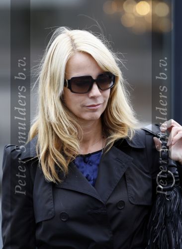 Huizen en Bussum 8 september 2007
Linda de Mol laat met vriendin de hond uit en gaat daarna winkeleln.