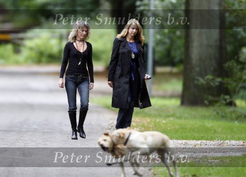 Huizen en Bussum 8 september 2007
Linda de Mol laat met vriendin de hond uit en gaat daarna winkeleln.
Peter Smulders bv