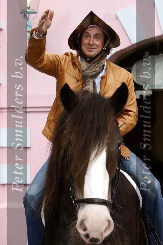Drunen 22 augustus 2007
Marc Borsato wordt tot Baron van het Land v ooit geslagen. Marc op paard.