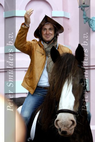 Drunen 22 augustus 2007
Marc Borsato wordt tot Baron van het Land v ooit geslagen. Marc op paard.