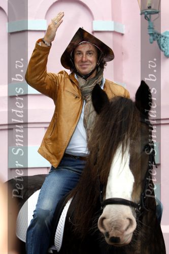 Drunen 22 augustus 2007
Marc Borsato wordt tot Baron van het Land v ooit geslagen. Marc op paard.