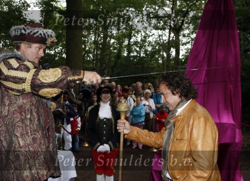Drunen 22 augustus 2007
Marc Borsato wordt tot Baron van het Land v ooit geslagen. Marc op paard.