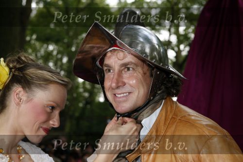 Drunen 22 augustus 2007
Marc Borsato wordt tot Baron van het Land v ooit geslagen. Marc op paard.