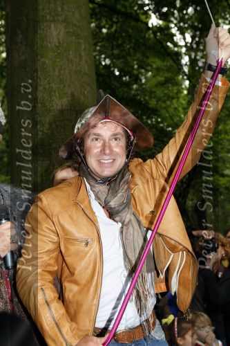 Drunen 22 augustus 2007
Marc Borsato wordt tot Baron van het Land v ooit geslagen. Marc op paard.