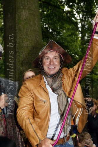 Drunen 22 augustus 2007
Marc Borsato wordt tot Baron van het Land v ooit geslagen. Marc op paard.
Peter Smulders bv