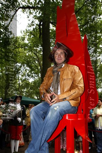 Drunen 22 augustus 2007
Marc Borsato wordt tot Baron van het Land v ooit geslagen. Marc op paard.
