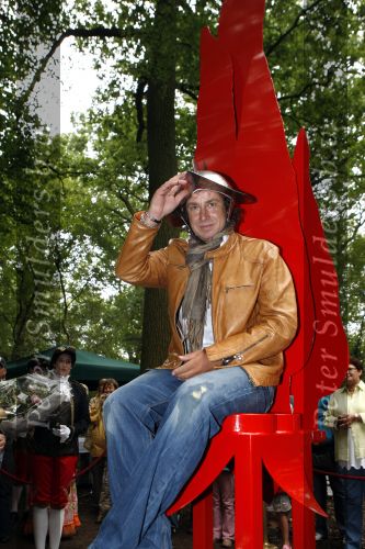 Drunen 22 augustus 2007
Marc Borsato wordt tot Baron van het Land v ooit geslagen. Marc op paard.