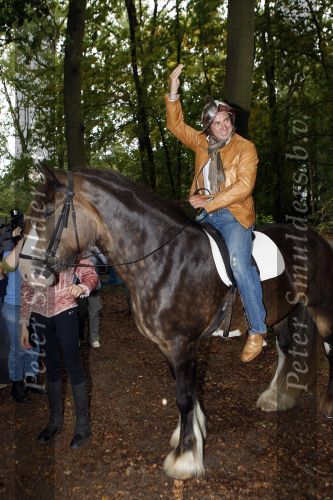 Drunen 22 augustus 2007
Marc Borsato wordt tot Baron van het Land v ooit geslagen. Marc op paard.