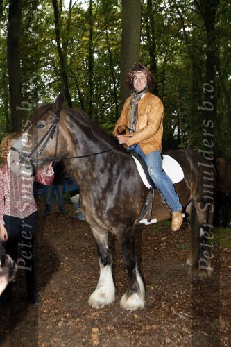Drunen 22 augustus 2007
Marc Borsato wordt tot Baron van het Land v ooit geslagen. Marc op paard.