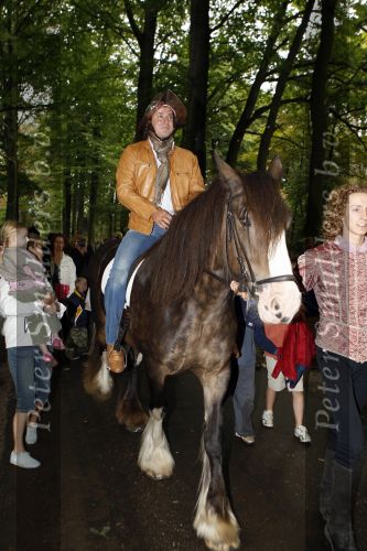 Drunen 22 augustus 2007
Marc Borsato wordt tot Baron van het Land v ooit geslagen. Marc op paard.