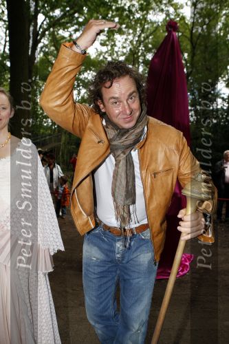 Drunen 22 augustus 2007
Marc Borsato wordt tot Baron van het Land v ooit geslagen. Marc op paard.