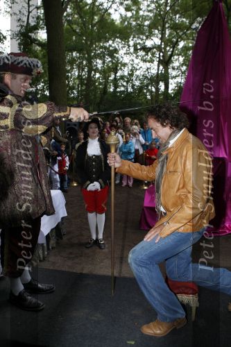 Drunen 22 augustus 2007
Marc Borsato wordt tot Baron van het Land v ooit geslagen. Marc op paard.