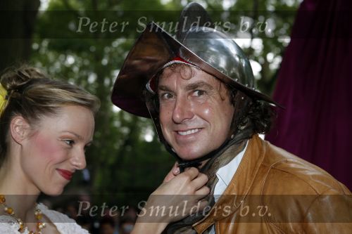 Drunen 22 augustus 2007
Marc Borsato wordt tot Baron van het Land v ooit geslagen. Marc op paard.