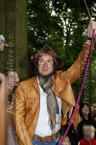 Drunen 22 augustus 2007
Marc Borsato wordt tot Baron van het Land v ooit geslagen. Marc op paard.