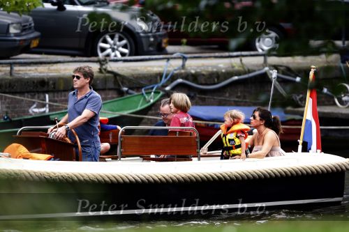 Amsterdam 11 augustus 2007
Martijn Krabbe en Amanda gaan varen met hun kinderen Bickel Michelle en Yasmijn.