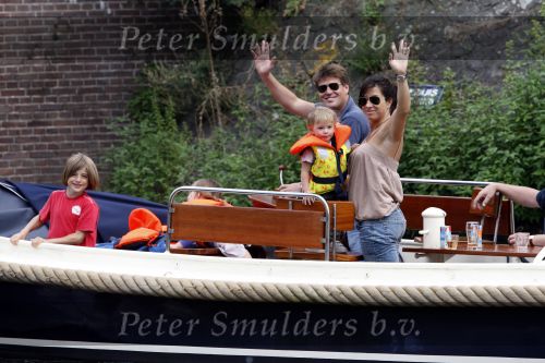 Amsterdam 11 augustus 2007
Martijn Krabbe en Amanda gaan varen met hun kinderen Bickel Michelle en Yasmijn.