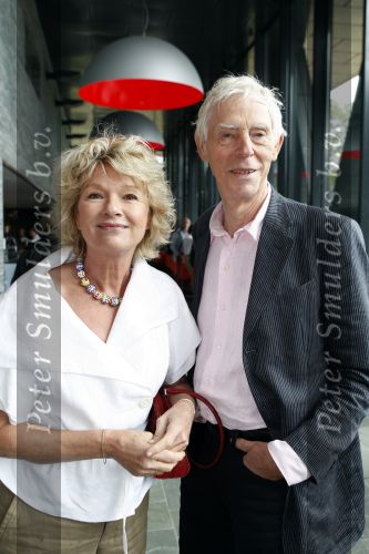 Hilversum 17 augustus 2007
Presentatie straatnamen Willem Duys Willem v Kooten en Mies Bouwman op het mediapark. Martine Bijl en Berend Boudewijn