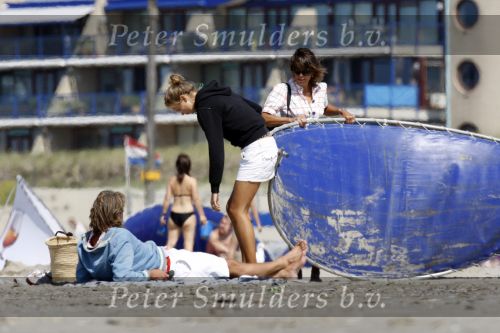 Amsterdam ijmuiden 11 augustus 2007
Mathijs v Nieuwkerk zijn dochter en vrouw gaan met de jaguar cabrio naar het strand in Ijmuiden.