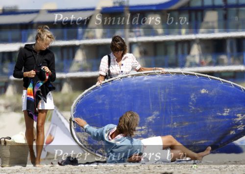 Amsterdam ijmuiden 11 augustus 2007
Mathijs v Nieuwkerk zijn dochter en vrouw gaan met de jaguar cabrio naar het strand in Ijmuiden.