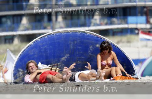 Amsterdam ijmuiden 11 augustus 2007
Mathijs v Nieuwkerk zijn dochter en vrouw gaan met de jaguar cabrio naar het strand in Ijmuiden.